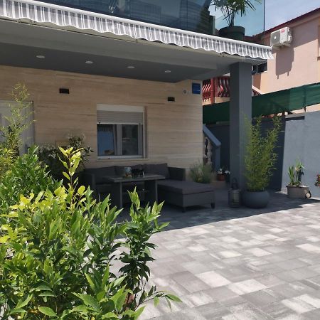 Apartmani Sarm Vir Buitenkant foto