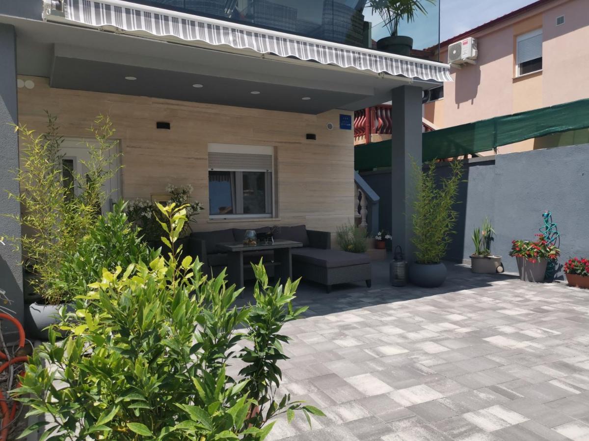 Apartmani Sarm Vir Buitenkant foto