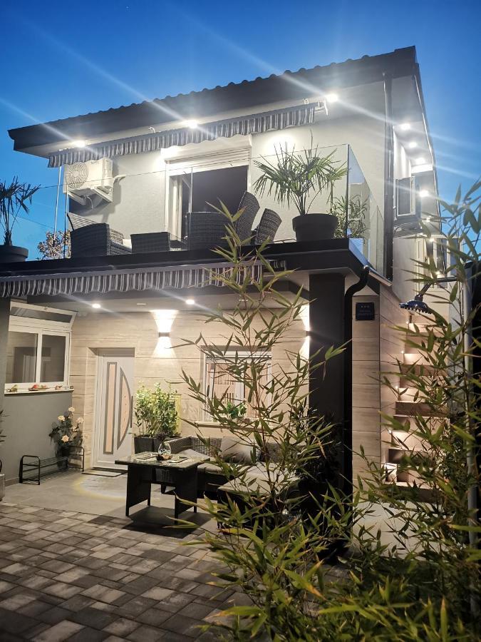 Apartmani Sarm Vir Buitenkant foto