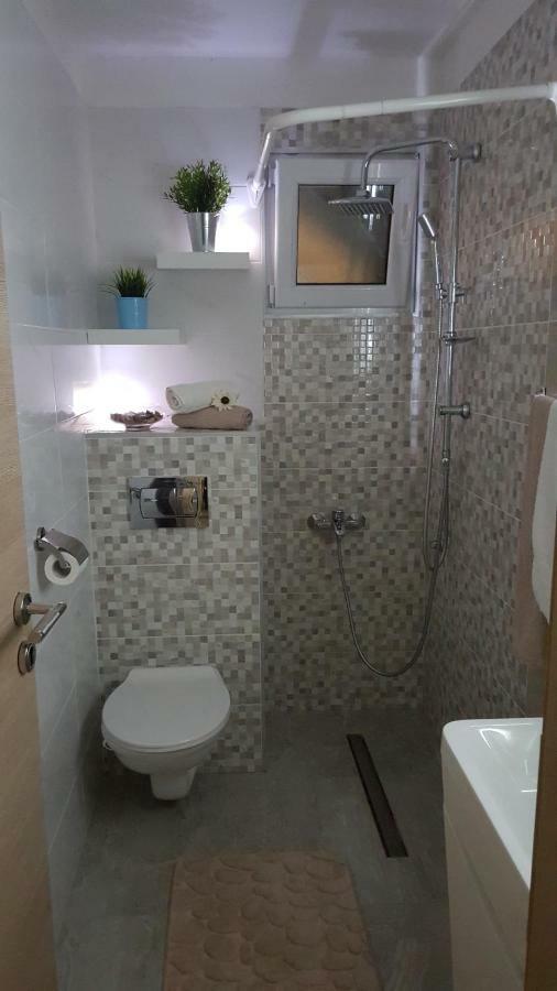 Apartmani Sarm Vir Buitenkant foto