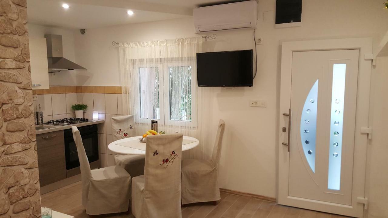 Apartmani Sarm Vir Buitenkant foto