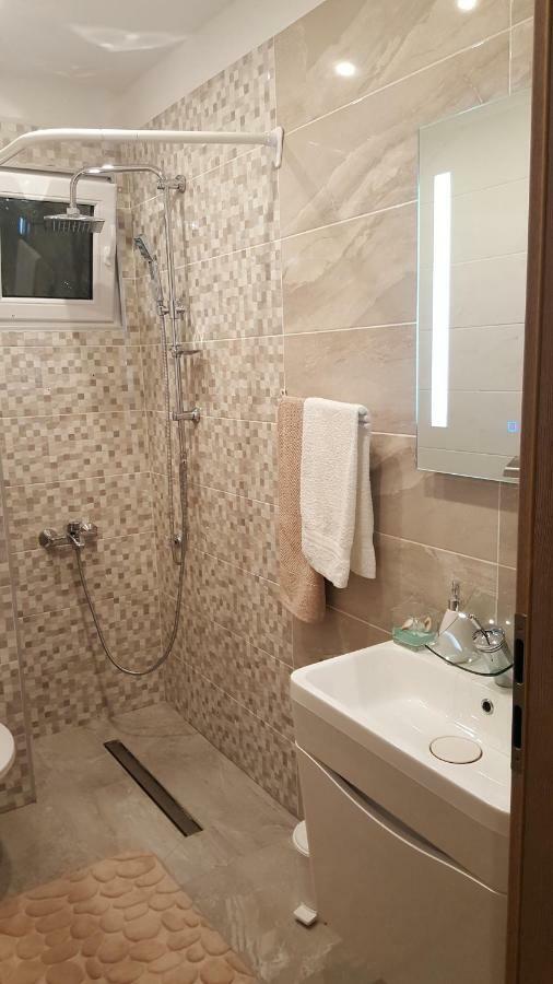 Apartmani Sarm Vir Buitenkant foto