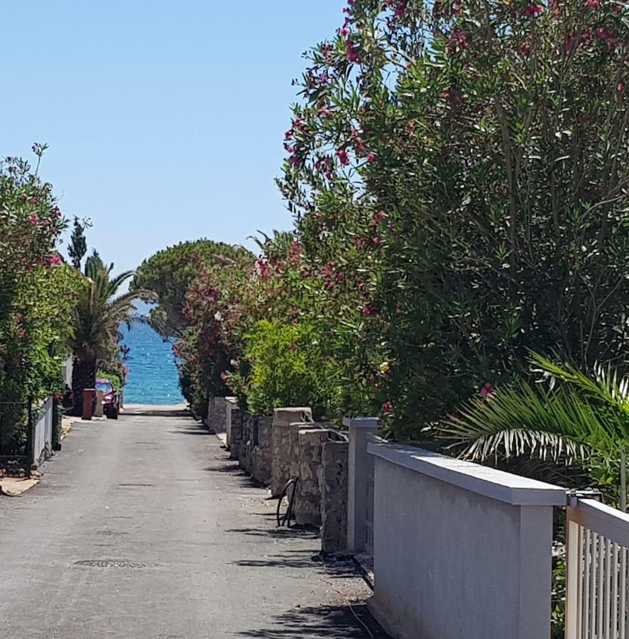 Apartmani Sarm Vir Buitenkant foto