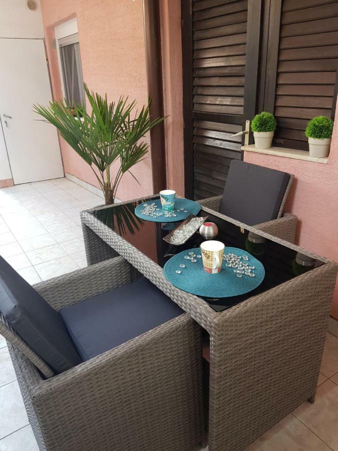 Apartmani Sarm Vir Buitenkant foto