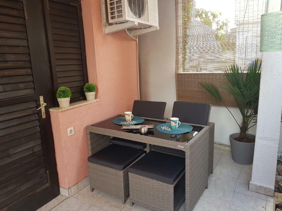 Apartmani Sarm Vir Buitenkant foto