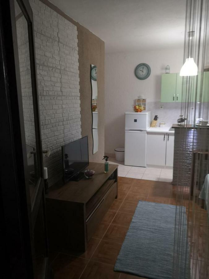 Apartmani Sarm Vir Buitenkant foto
